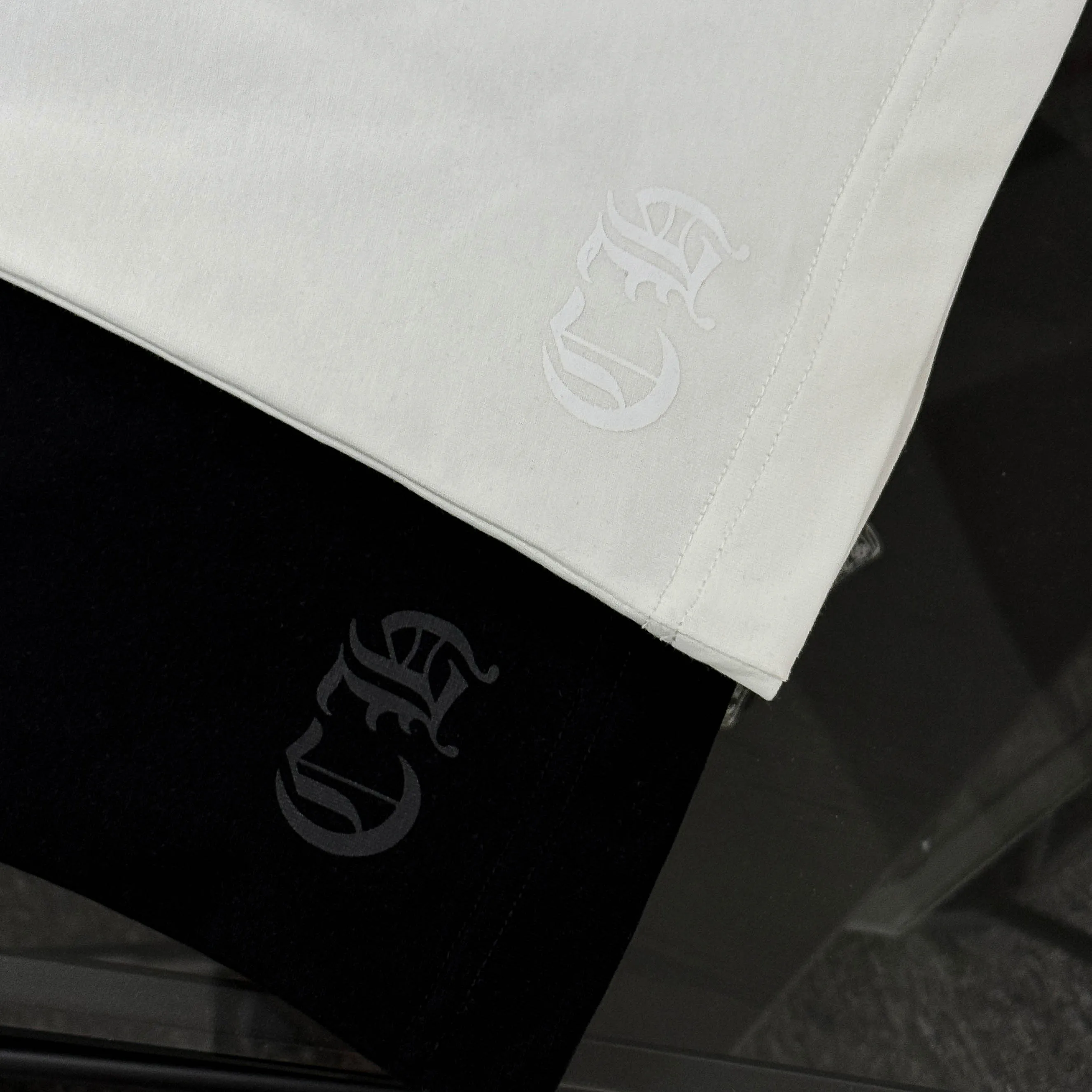 P170 Chrome Hearts 25 high-end versions. The fabric is made of 300 grams of high-density pure cotton. It does not deform or shrink. It has three labels. It is the same style for men and women. Technology: suede foaming + digital printing. Color: white, black. SIZE: S-XL.